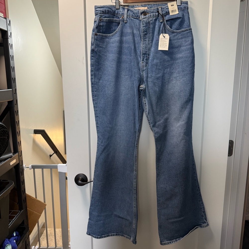 NWT Levi's 70's High Rise Flare Jeans Slim Stretch Bootcut Wide Leg Medium Wash